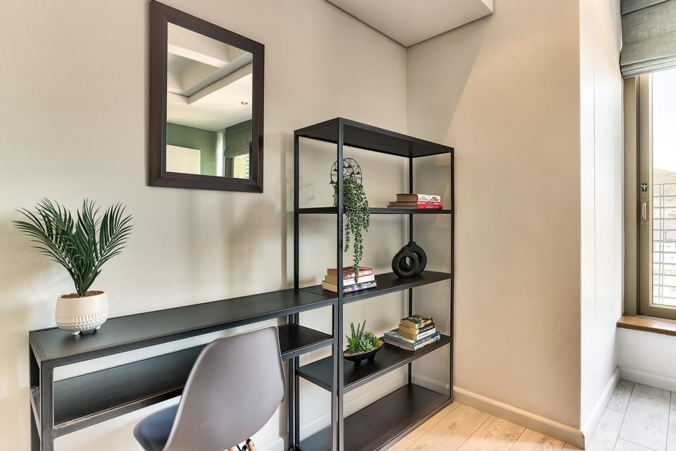 Central City Pad with Gym, Pool & Iconic Views (28238)