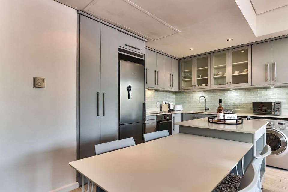 Central City Pad with Gym, Pool & Iconic Views (28251)