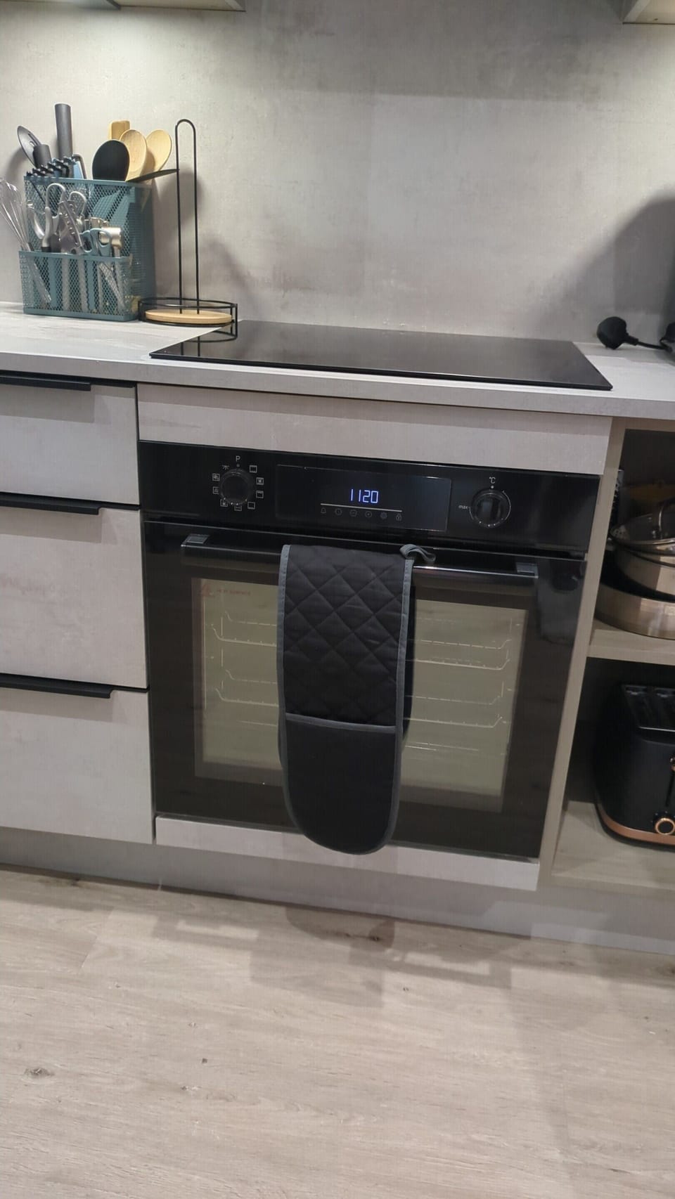 Apartment 25 - Fully equipped kitchen with oven, microwave, fridge-freezer, washer and all essential cookware.  With a quiet street view.