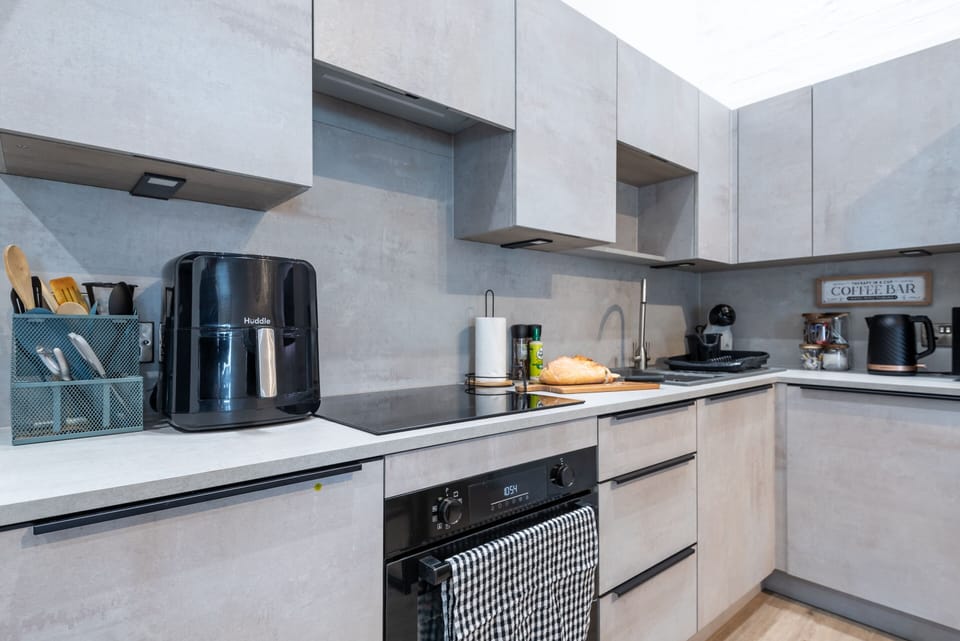 Fully equipped kitchen
Tea & coffee provided
Microwave, oven & hob
Washing machine included
Cooking essentials provided
Fridge freezer
Toaster & kettle
Dining essentials included