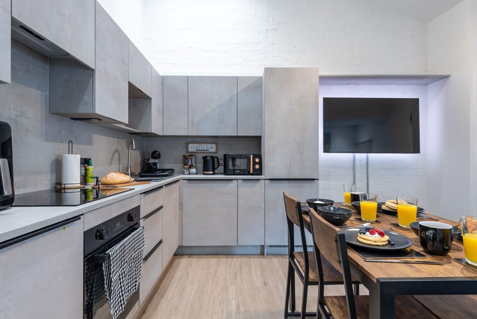 Fully equipped kitchen
Tea & coffee provided
Microwave, oven & hob
Washing machine included
Cooking essentials provided
Fridge freezer
Toaster & kettle
Dining essentials included