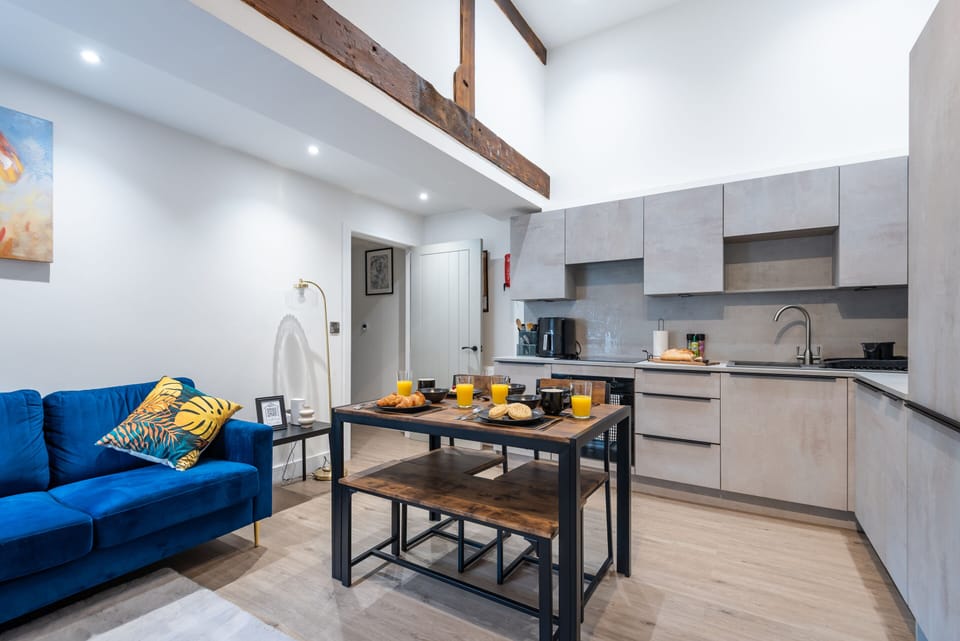 Fully equipped kitchen
Tea & coffee provided
Microwave, oven & hob
Washing machine included
Cooking essentials provided
Fridge freezer
Toaster & kettle
Dining essentials included