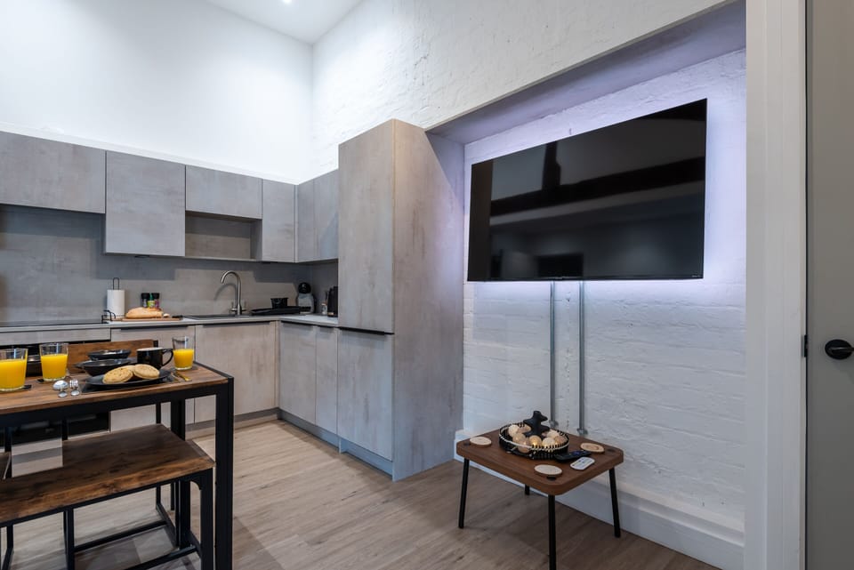 Smart TV
Comfortable seating area
Fast WiFi
Bright open-plan living space
Ideal for relaxing after work
Modern décor
Dining area included