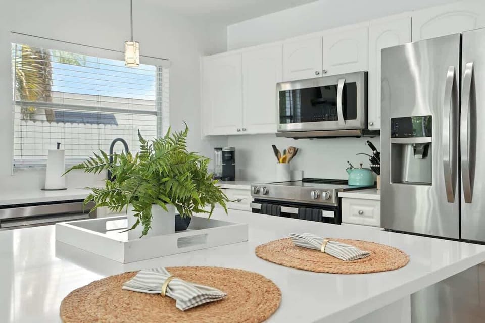 Bright bites and breezy vibes, right at the island.