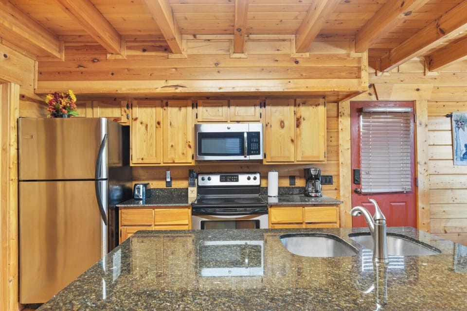 White Oak 212's fully-equipped kitchen