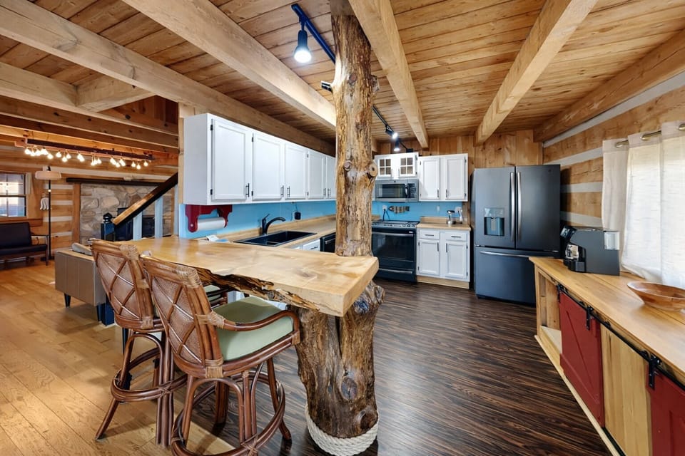 Fully Equipped Kitchen with Stainless Steel Appliances and Breakfast Bar Seating for Two