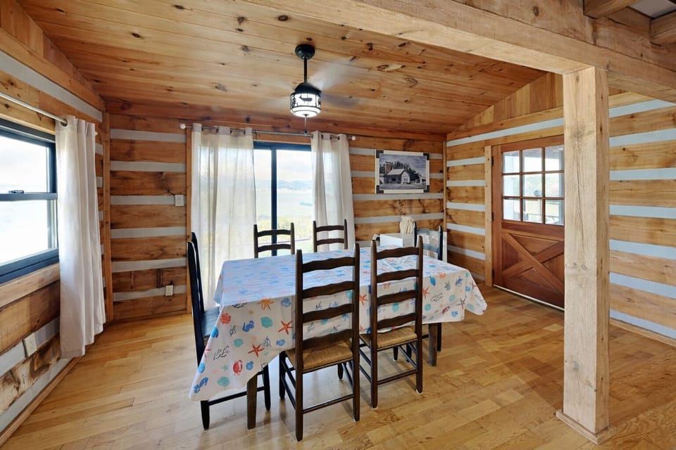 Dining Area - Seating for Six - First Floor