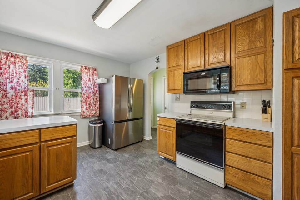 Indoors, Appliance, Microwave, Oven, Refrigerator