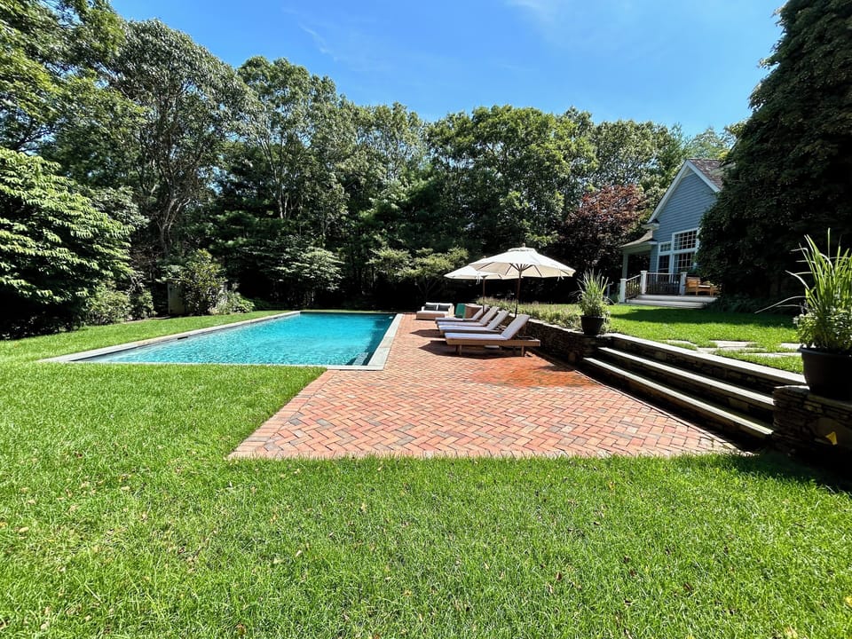 Heated unite pool. 4 loungers and a daybed.