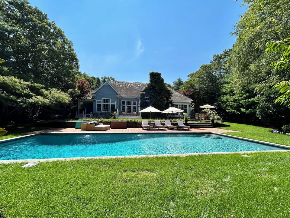 Heated unite pool. 4 loungers and a daybed.