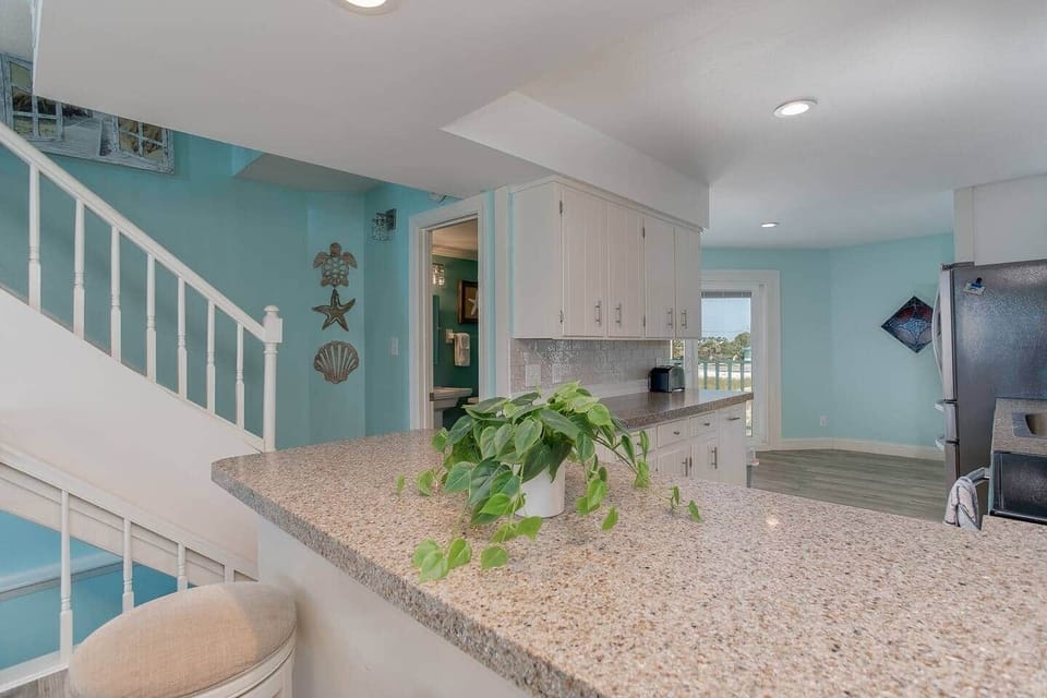 Breakfast bar with 3 stools 