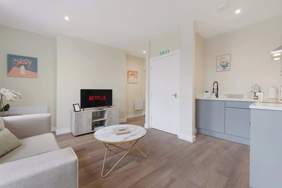 Cosy living room equipped with a smart TV with Netflix and plenty of space to sit down and relax. 