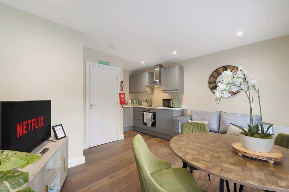 Cosy living room equipped with a smart TV with Netflix and plenty of space to sit down and relax. 