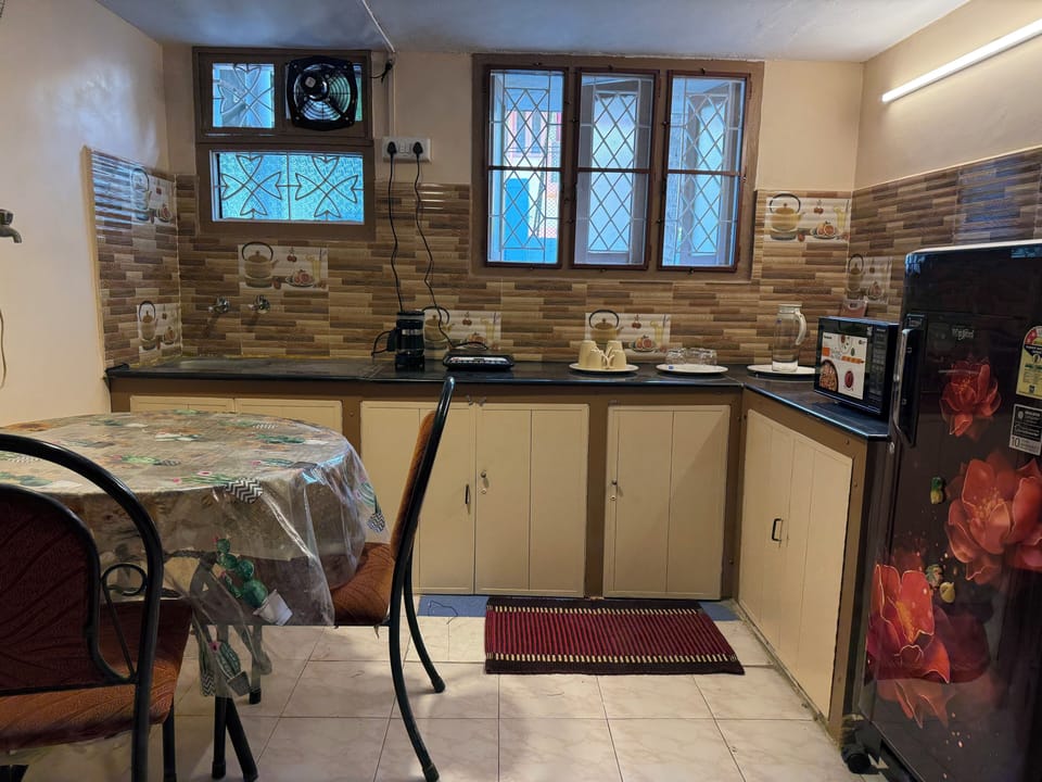 Full Kitchen with Fridge, Microwave etc.