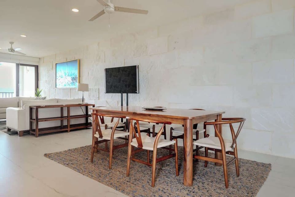 Smart TV, fast Wi-Fi, dinner table seats 6 guests and comfy couches to unwind
