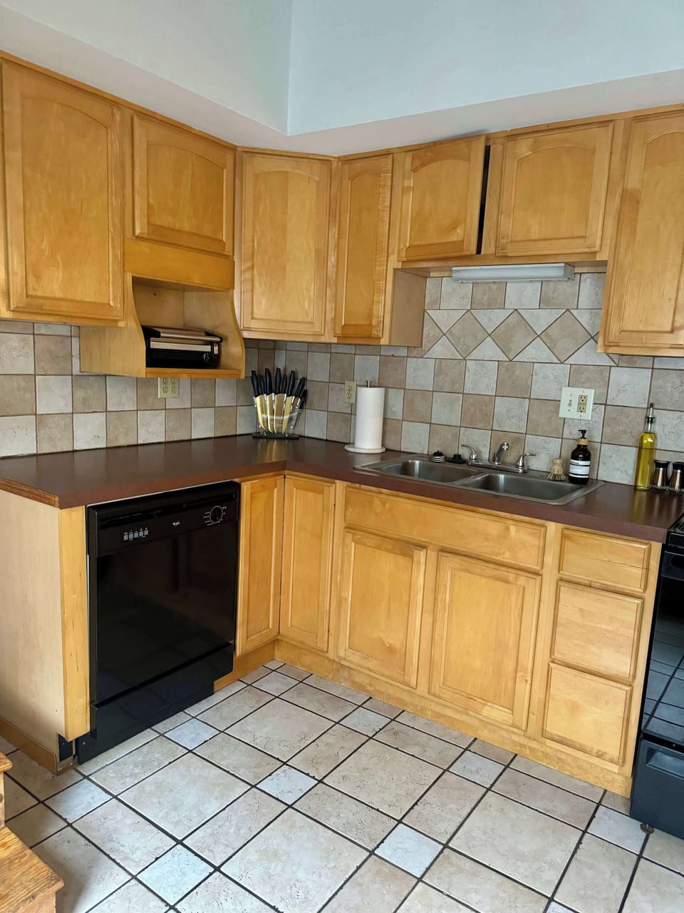 Create memorable meals in this spacious kitchen, featuring high-end appliances, near the vibrant Short North and its amazing culinary scene.