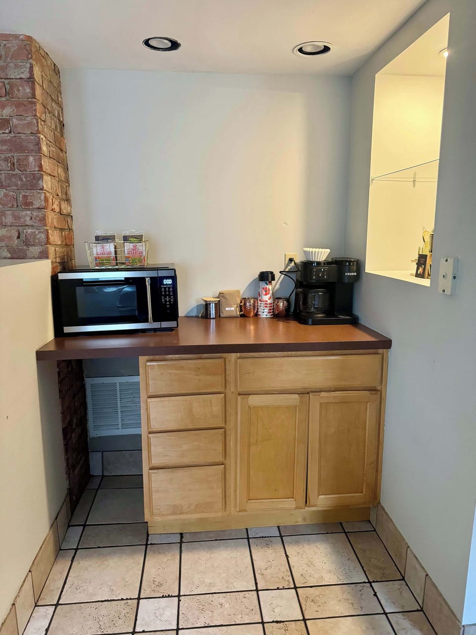 A dream kitchen for foodies, this modern space is fully stocked with everything you need, just steps from Columbus’s best restaurants and entertainment spots.