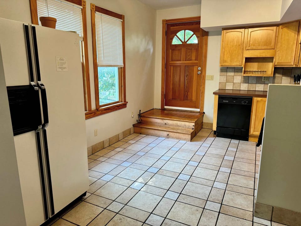 This modern kitchen is perfect for guests who enjoy cooking, ideally located near all the excitement of downtown Columbus and Topiary Park.