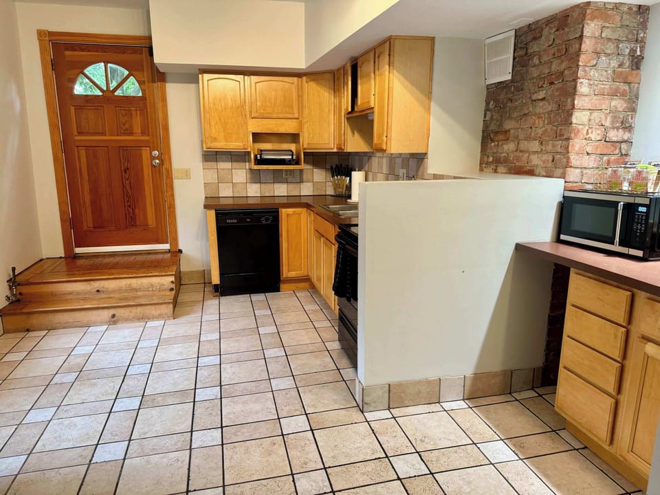 Perfect for cooking family meals, this kitchen offers ample space and is located near the city’s best restaurants and entertainment venues.