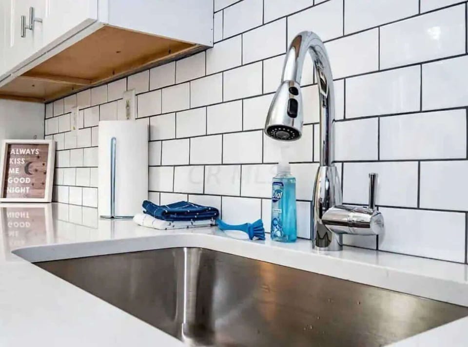 Perfect for cooking family meals, this kitchen offers ample space and is located near the city’s best restaurants and entertainment venues.