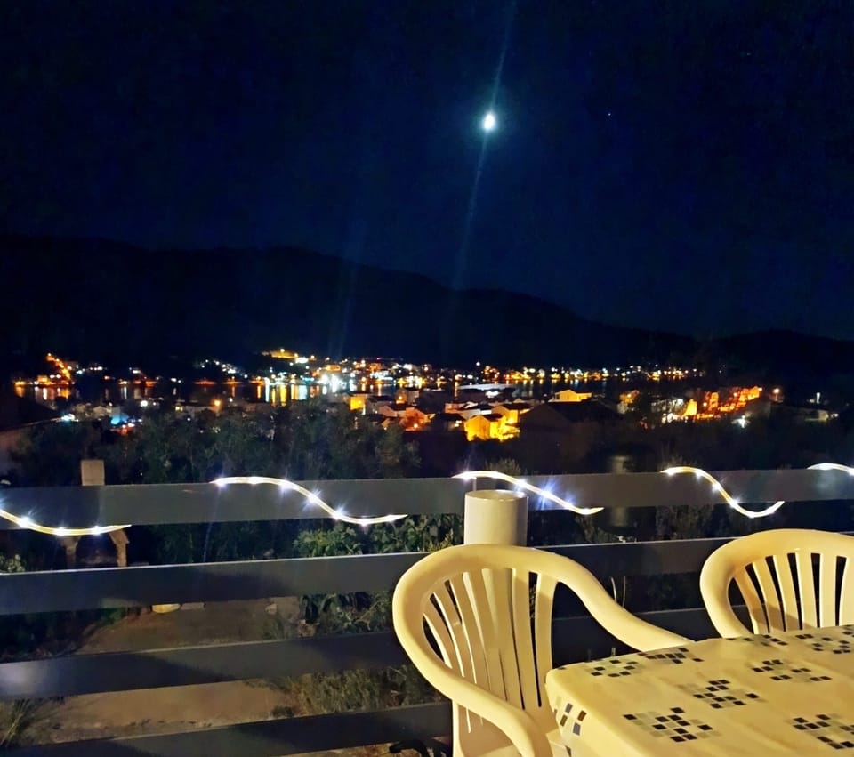 10 m2 terrace, with sunroof, fantastic view of the sea and the mountains.