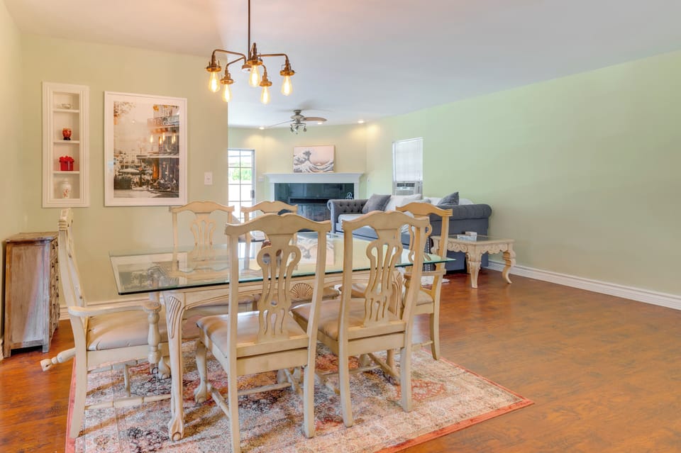 Dining Area | Dishware/Flatware Provided