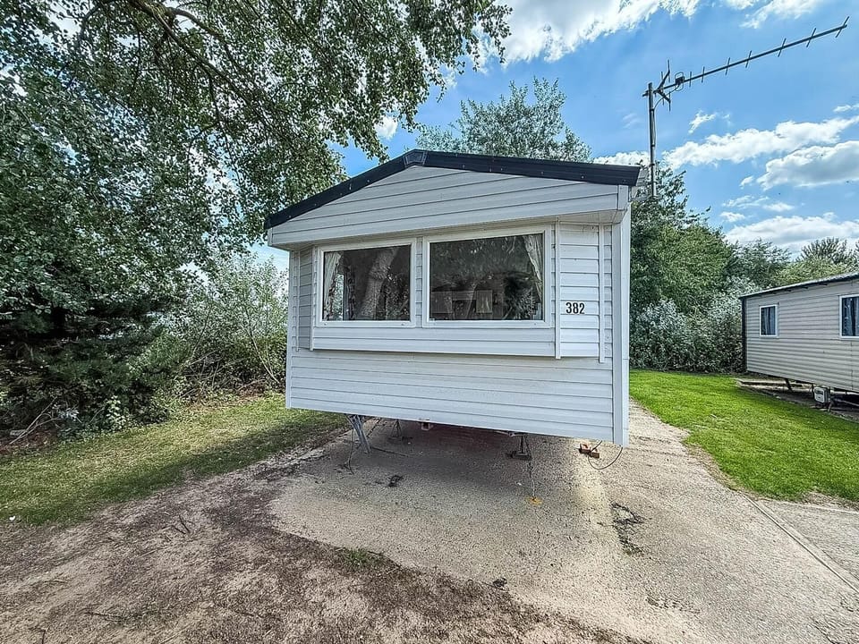 Discover the beauty of Lowestoft and the excitement of Great Yarmouth Pier and the Sea Life Centre Great Yarmouth while staying in a 2-bedroom, 6-berth caravan at Broadlands Sands Holiday Park.