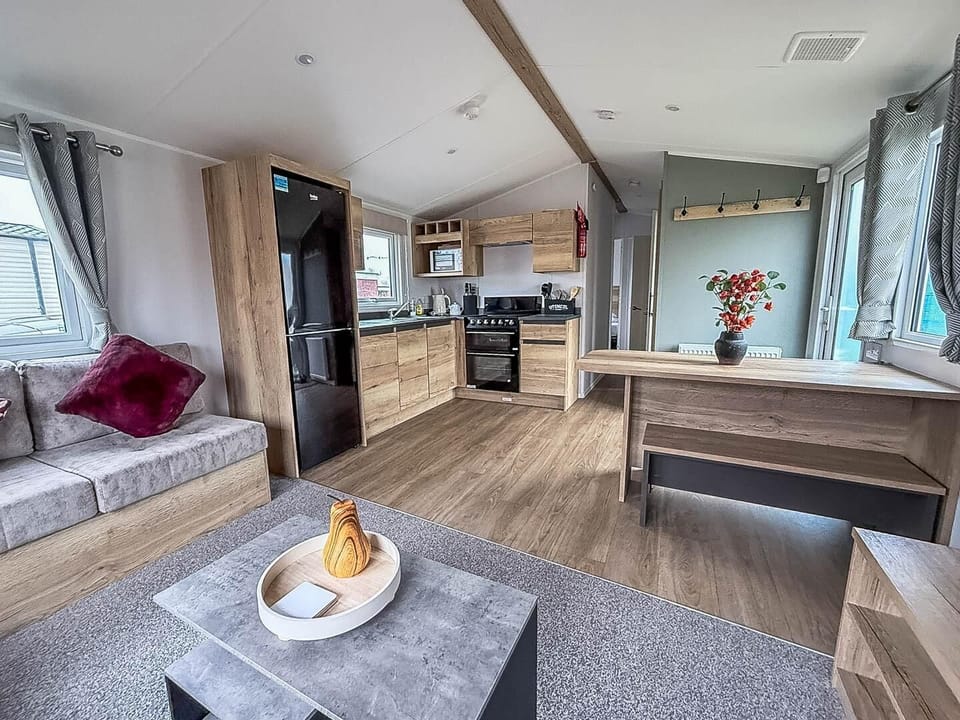 The comfy open plan lounge and diner is perfect for the whole family to realx and enjoy their holiday