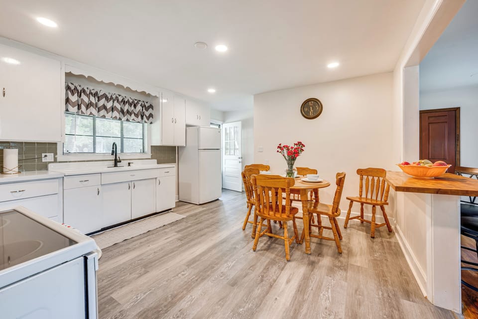 Dining Area | Dishware/Flatware Provided