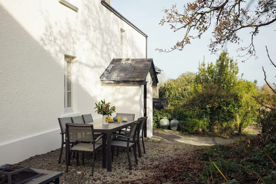 Outdoor seating/ dining area