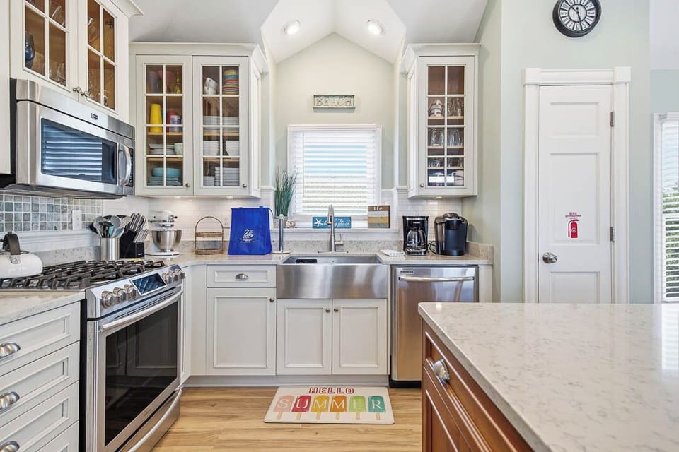 Top-Level Kitchen with Bar (seats 4)