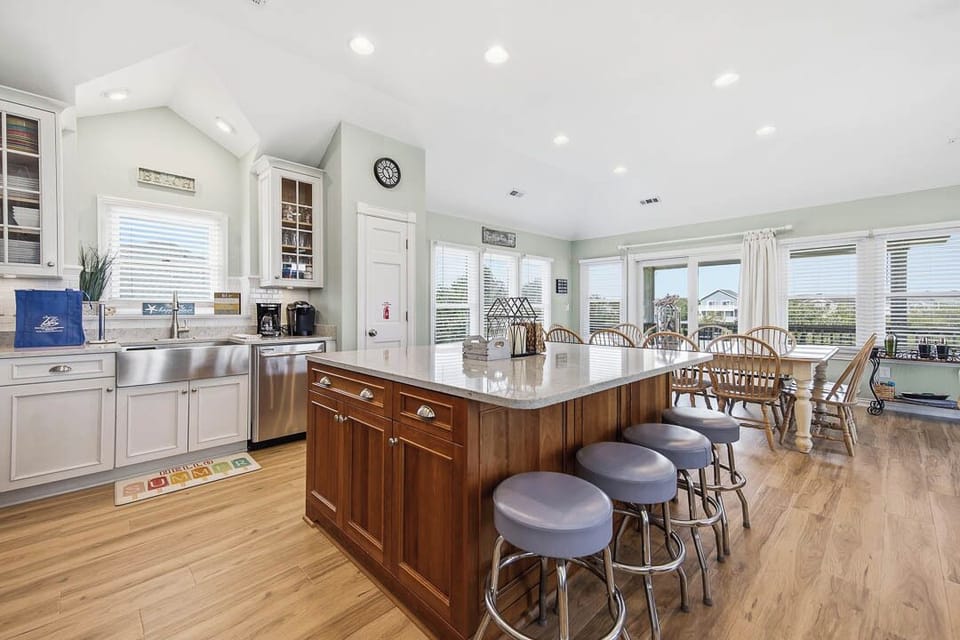 Top-Level Kitchen with Bar (seats 4)