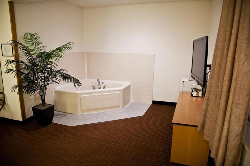 Soak away the day in a private jetted tub retreat.