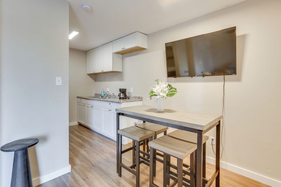 Dining Table | Smart TV | Free WiFi | Central Air Conditioning/Heat