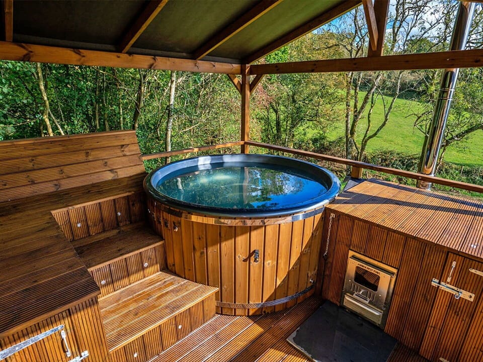 Wood, Flooring, Interior Design, Bathtub, Wood Stain, Floor, Plumbing Fixture, Hardwood, Jacuzzi
