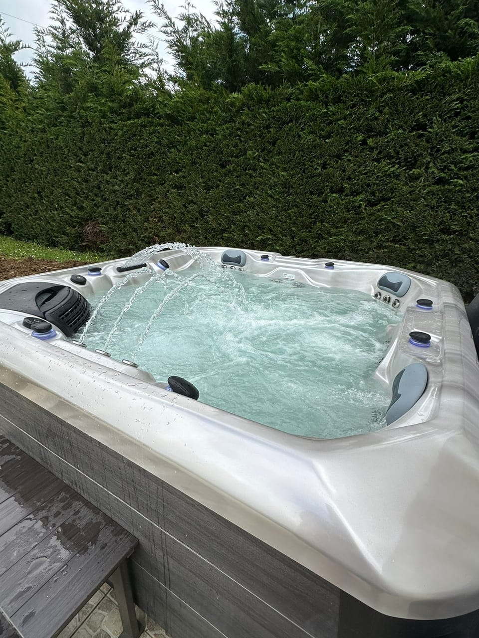 Outdoor spa tub