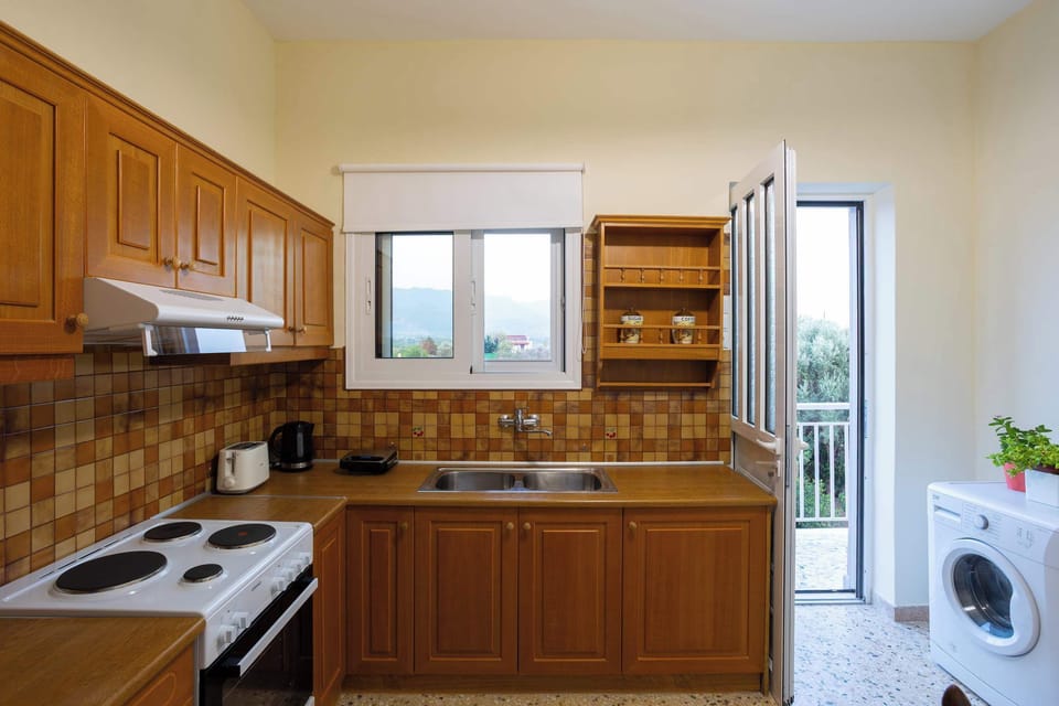 Traditional kitchen with full appliances and garden view