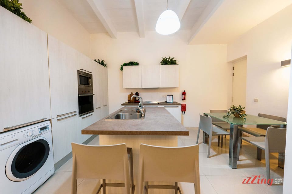Fully equipped Kitchen with Washing Machine