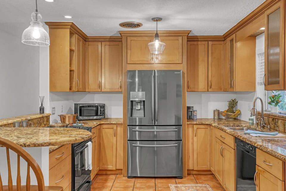 Full 4 burner stove top, oven, microwave, large fridge, dishwasher, tons of space to prep meals! fully stocked kitchen is ready for you`re culinary favorites! Stuart Florida Sonny Stay