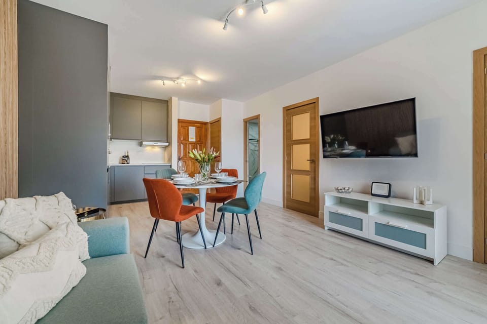 Stylish Comfort Meets Island Charm — Open-Plan Living with Airy Vibes & Chic Finishes