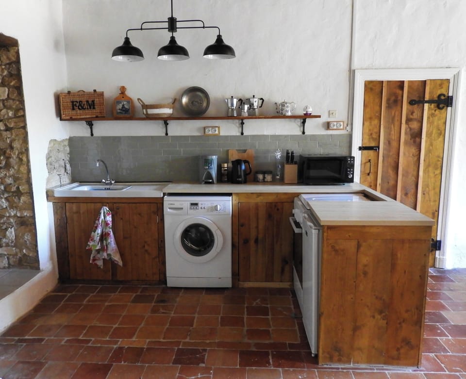 Full kitchen with gas cooker and washing machine