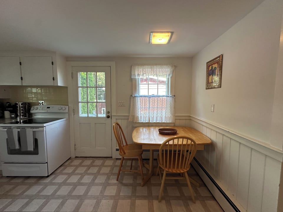 Fully stocked kitchen with keurig, k-cups and more!