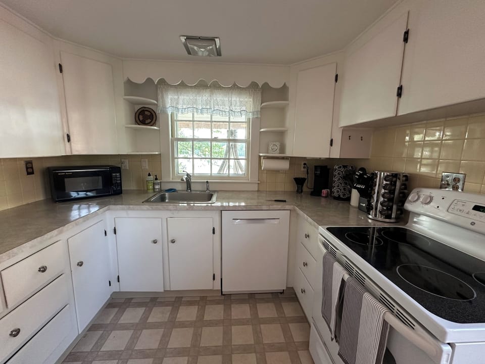Fully stocked kitchen with keurig, k-cups and more!