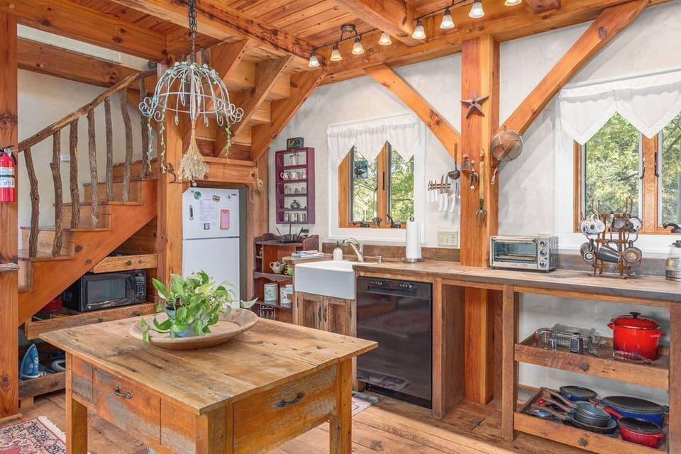 Windows placed to take advantage of creek views take away that feeling that dinner time is a chore. 