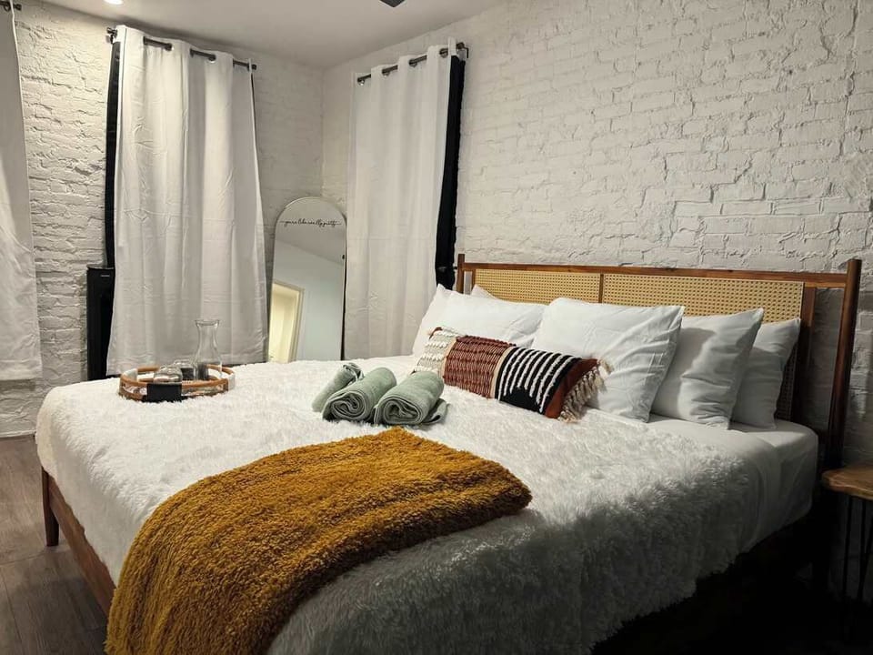 Find ultimate relaxation in this stylish bedroom, featuring plush bedding and a calm ambiance, steps away from the top museums and galleries of Short North.