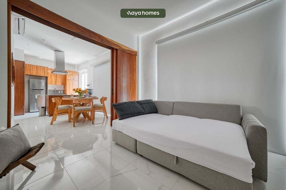 Open space combining comfort, light, and ocean views.