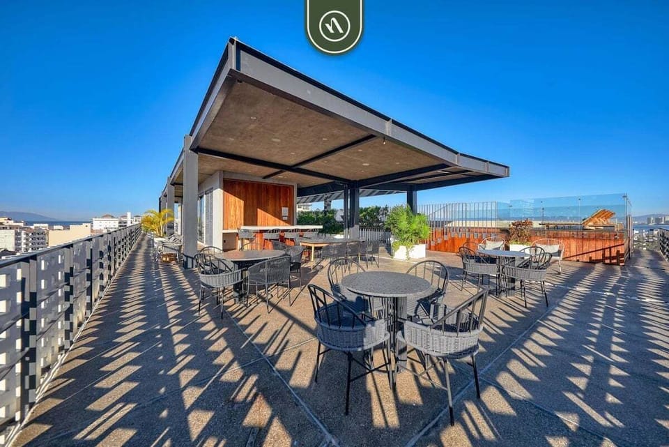 Socialize or dine al fresco on our massive rooftop terrace! Enjoy ample seating, shady pergolas, and a fantastic open-air atmosphere with 360-degree views.