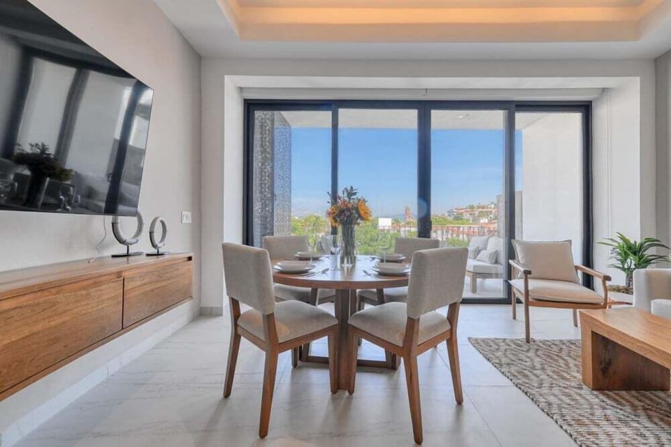 Marriott 10.Dining table