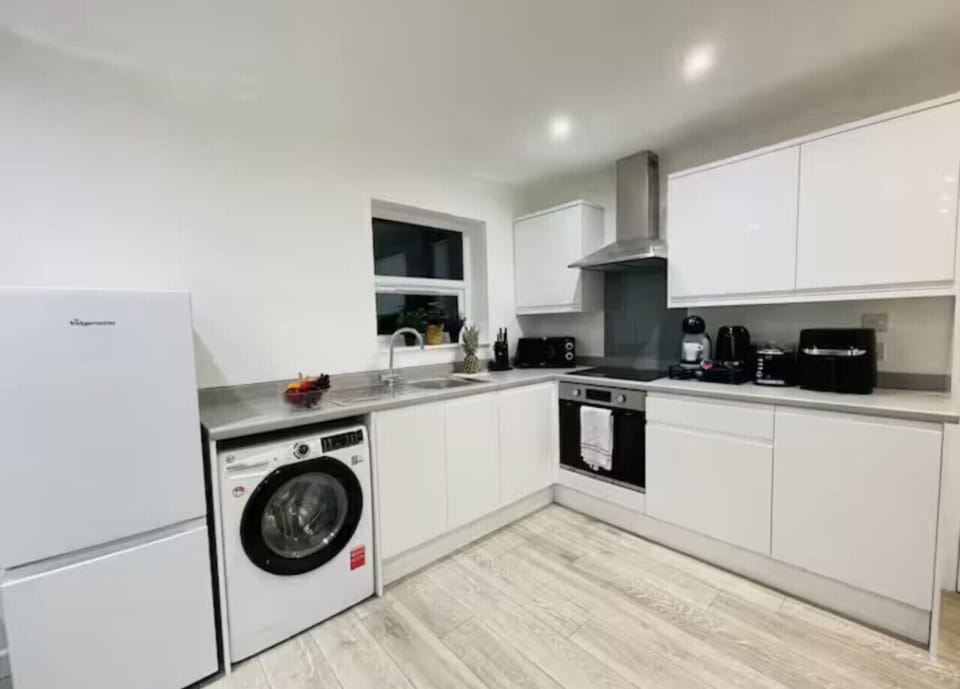 Fully equipped with oven, dishwasher, and cookware.