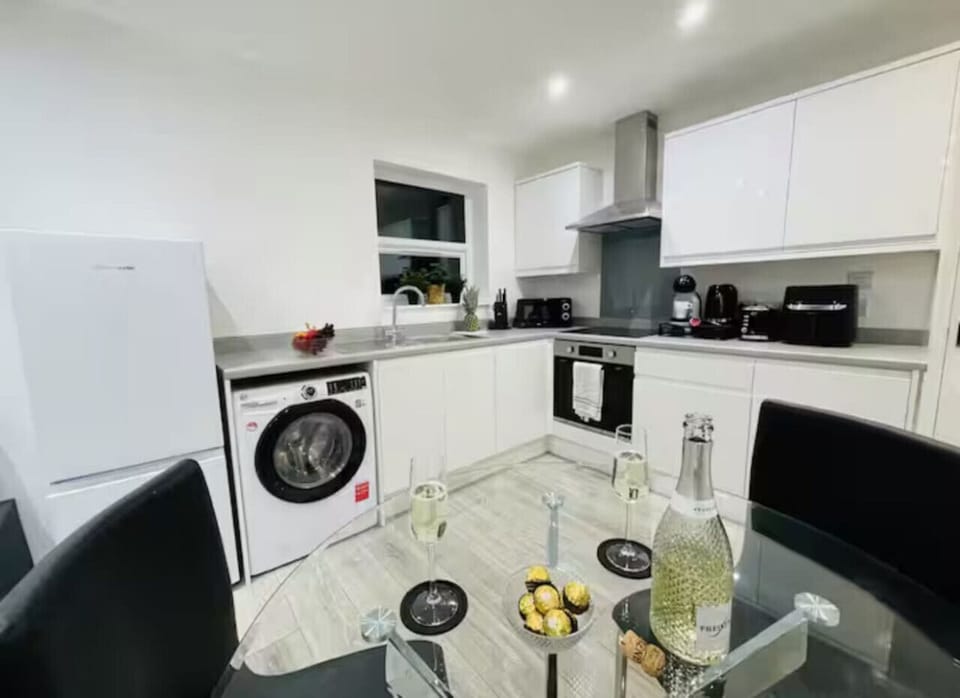Fully equipped with oven, dishwasher, and cookware.